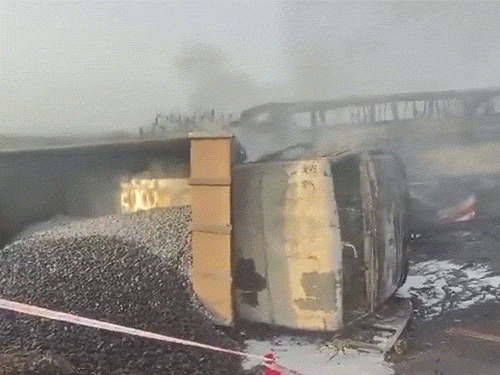 अधिकारियों ने बताया कि डंपर में गिट्टी लदी हुई थी। बस और डंपर में आमने-सामने टक्कर हुई।