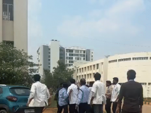 स्टूडेंट्स ने प्रोफेसर के पार्किंग में घेरा।