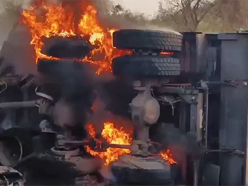 बस में आग लगने के बाद डंपर ने भी आग पकड़ ली। ड्राइवर अस्पताल में भर्ती है।