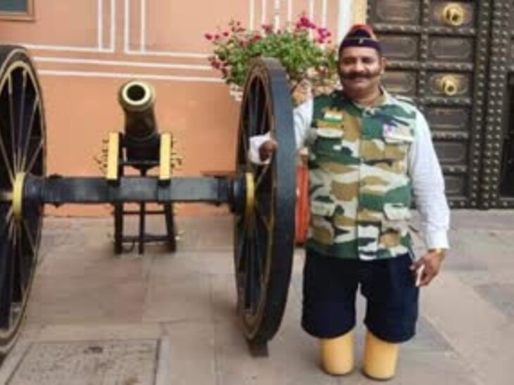 कारगिल नायक दीपचंद के घुटने तक दोनों पैर नकली हैं।