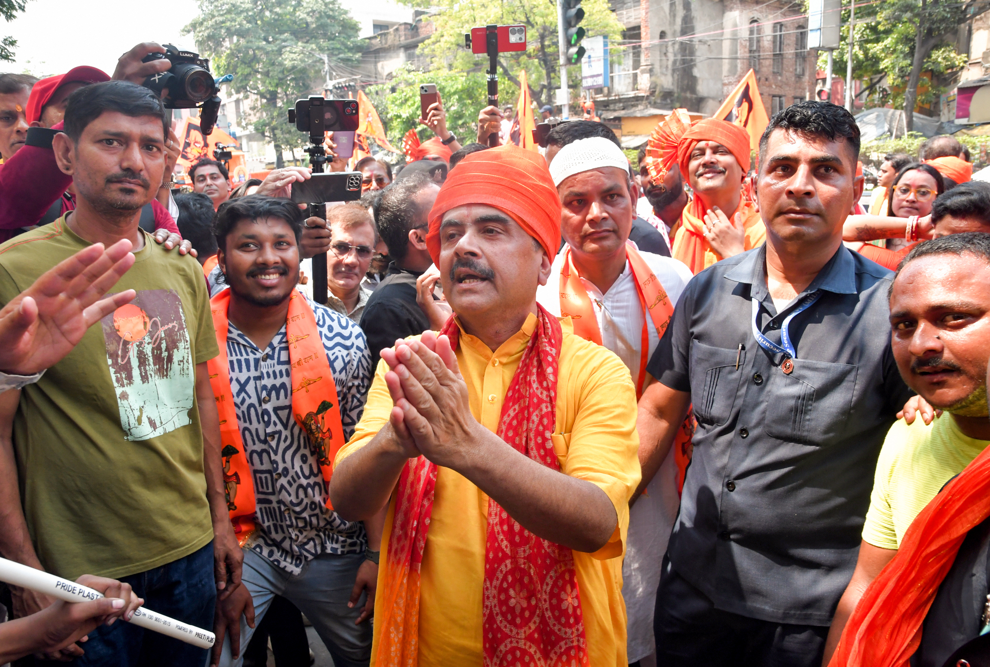 भाजपा नेता सुवेंदु अधिकारी ने गुरुवार को भबानीपुर में राम नवमी पर जुलूस निकाला।