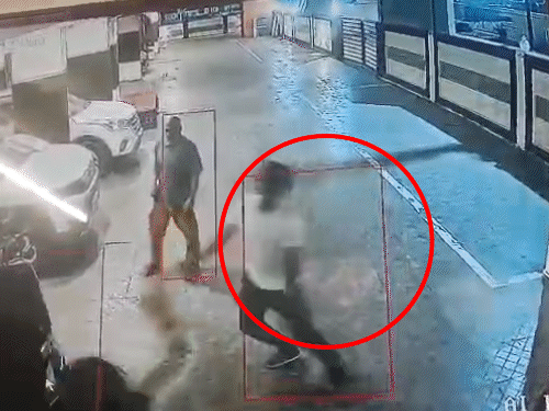 इसके बाद मोहित चौधरी महिला इंजीनियर को कुचलते हुए भाग गया।