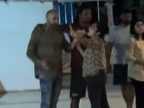 फ्लैट की लाइट बंद करने को लेकर कुलदीप चौधरी का सोसाइटी के अन्य लोगों से विवाद हुआ।