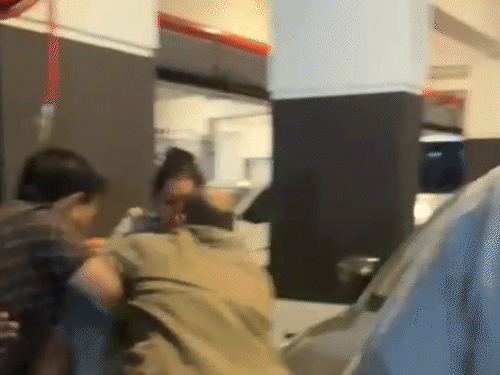 दोनों पक्षों के बीच मारपीट हुई, इस दौरान कुछ लोग बीच-बचाव करते रहे।