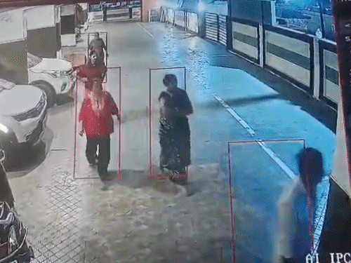 कुलदीप चौधरी बेटा मोहित चौधरी कार लेकर आया। पहले वहां रहने वाली महिला कर्मचारी को टक्कर मारी।