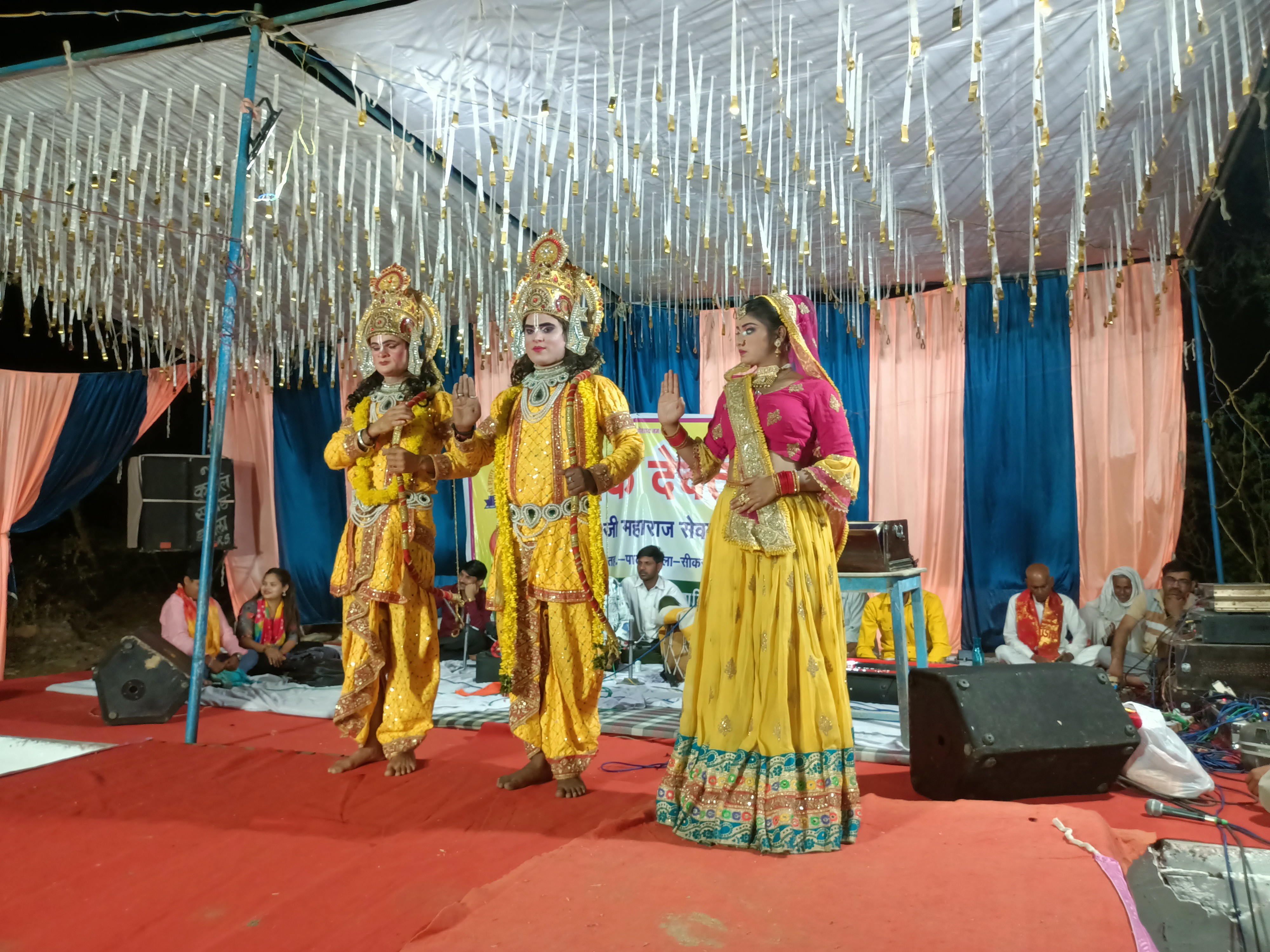 अलवर से आए कलाकारों ने सुंदर झांकियां प्रस्तुत की।