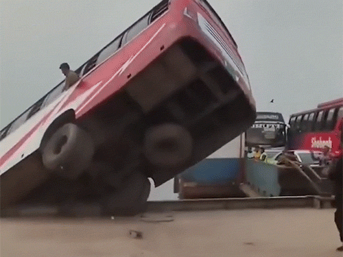 ड्राइवर के कंट्रोल छूटते ही कुछ ही सेकंड में बस नदी में जा गिरी।