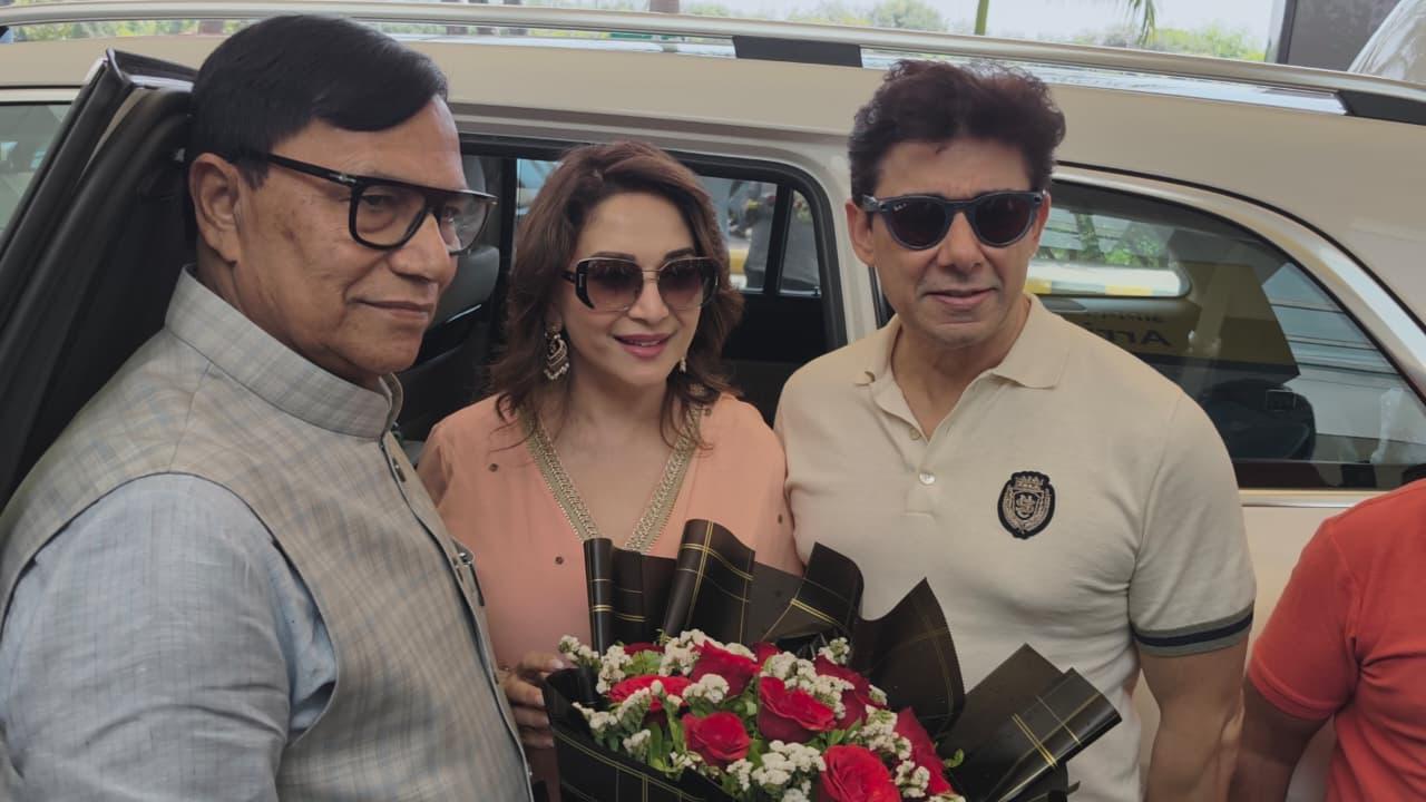 एयरपोर्ट पर माधुरी दीक्षित का स्वागत किया गया।