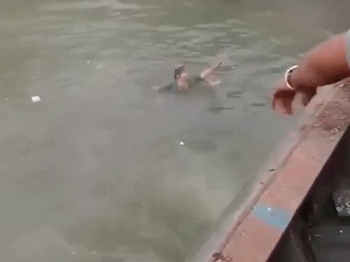 बस नदी में गिरने के बाद कई लोगों ने तैरकर बाहर निकलने की कोशिश की।