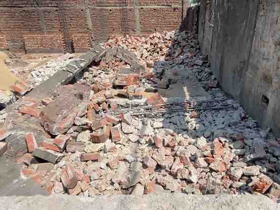 मलबे में दब थे चाचा-भतीजा।