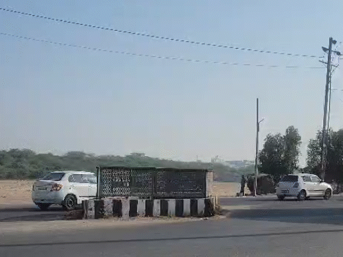 बरेली में तेज धूप खिली है। आसमान में हल्के बादल छाए हैं। मौसम विभाग ने दिन में हल्की बारिश होने की संभावना जताई है।