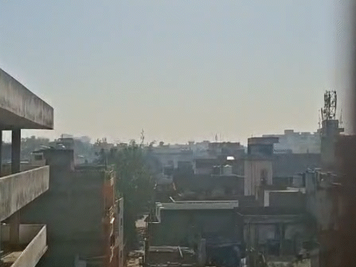 वाराणसी में मौसम साफ है। तेज धूप के बीच तापमान में बढ़ोतरी देखी जा रही है।