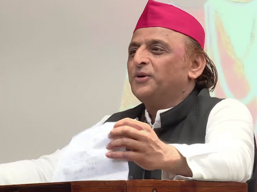 अखिलेश ने कहा कि भाजपा सरकार में हुए कई एमओयू का कोई वित्तीय आधार नहीं है। उन्होंने इसकी जांच की मांग की।