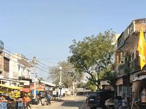 आजमगढ़ में मौसम साफ है। सुबह से तेज धूप निकली है।