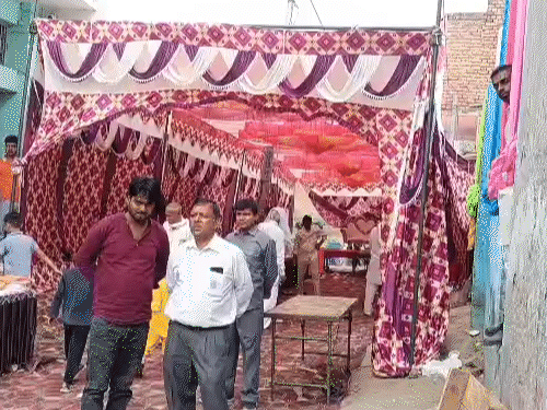 पुलिस के छापा मारने के बाद मेहमान इधर-उधर खिसक लिए।