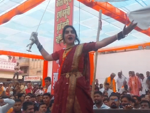 महिला ने शोभायात्रा में तलवारबाजी का प्रदर्शन किया।