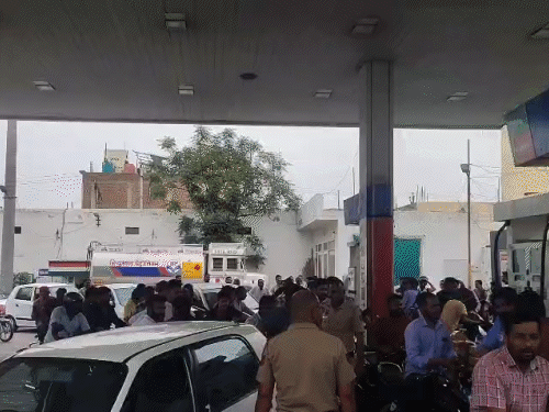 फतेहाबाद के सिरसा रोड स्थित मांझू पेट्रोल पंप पर लगी भीड़।
