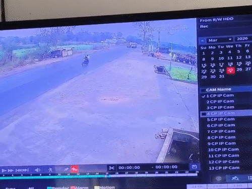 बाइक सवार युवकों ने अचानक गाड़ी दूसरी साइड ली, तभी तेज रफ्तार बोलेरो की चपेट में आए।