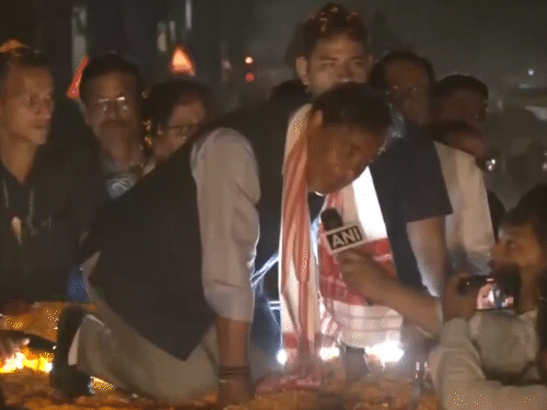 असम CM ने गुरुवार को दरांग में रोड शो के दौरान कार के सनरूफ पर बैठकर मीडिया से बात की। - Dainik Bhaskar