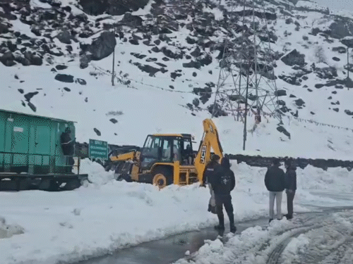 सिक्किम में लगातार भारी बर्फबारी के बाद बॉर्डर रोड्स ऑर्गेनाइजेशन (BRO) ने गुरुवार को पर्यटन स्थलों पर सड़कों से बर्फ हटाया।