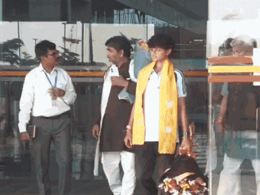 ग्वालियर में मंगलवार को एयरपोर्ट पर मुख्यमंत्री डॉ. मोहन यादव ने अनुष्का शर्मा का सम्मान किया।