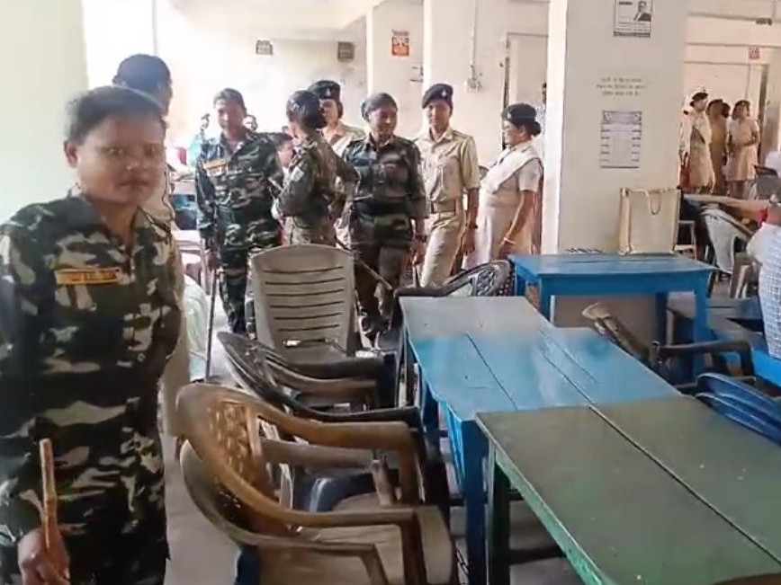 धनबाद कोर्ट परिसर में अतिरिक्त जवानों को तैनात कर हर जगह जांच की गई।