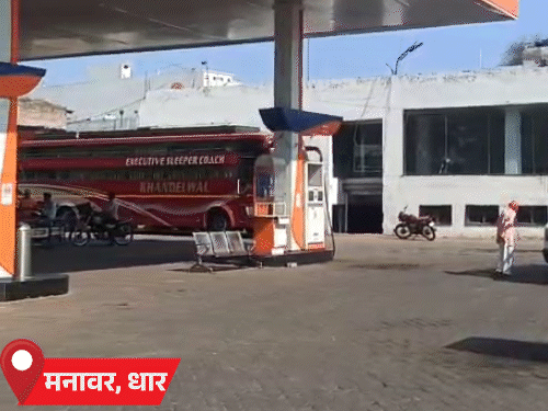 आज पंपों पर भीड़ नहीं है, बल्कि कर्मचारी ग्राहकों का इंतजार कर रहे हैं।