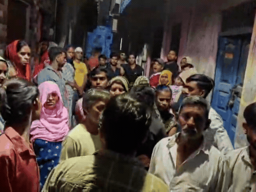 बच्ची की हत्या के बाद मोहल्ले के लोग भड़क गए। उन्होंने हंगामा कर दिया। आरोपी की गिरफ्तारी की मांग की।