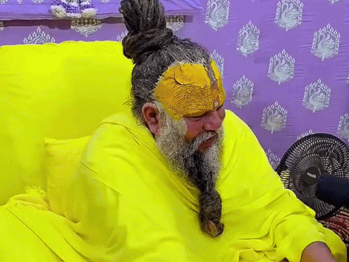 तिरंगे की पट्‌टी को अपने माथे पर लगाते प्रेमानंद जी महाराज।