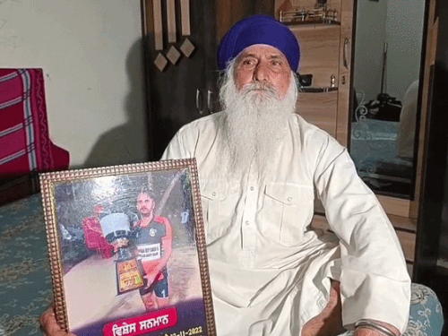 बेटे की फोटो के साथ पिता देशा सिंह।