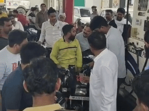 फतेहाबाद में पेट्रोल पंप पर तेल डलवाने को लेकर बहस करते हुए बाइक सवार।