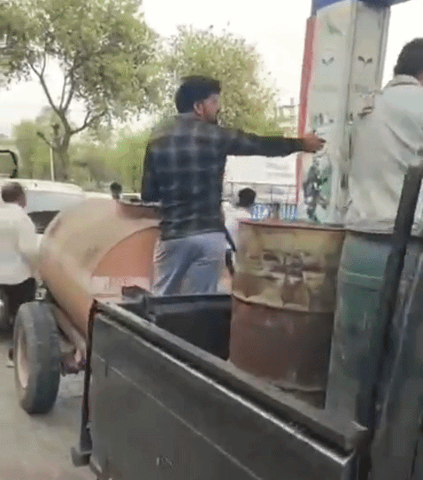 फतेहाबाद के भूना रोड स्थित पेट्रोल पंप पर छोटा टैंकर लेकर पहुंचे लोग।