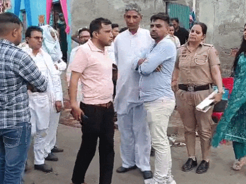 शादी रुकवाने पहुंची पुलिस और दुर्गा शक्ति टीम।