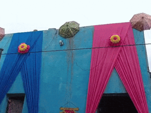 लड़की पक्ष ने शादी के लिए सजाया घर।