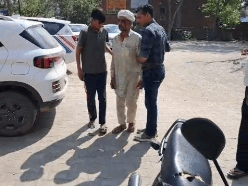 घायल को अस्पताल लेकर पहुंची पुलिस व परिजन।