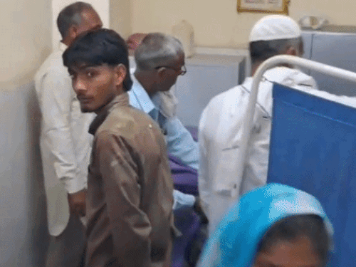 अस्पताल में मृतक के शव को लेकर पहुंचे परिजन।