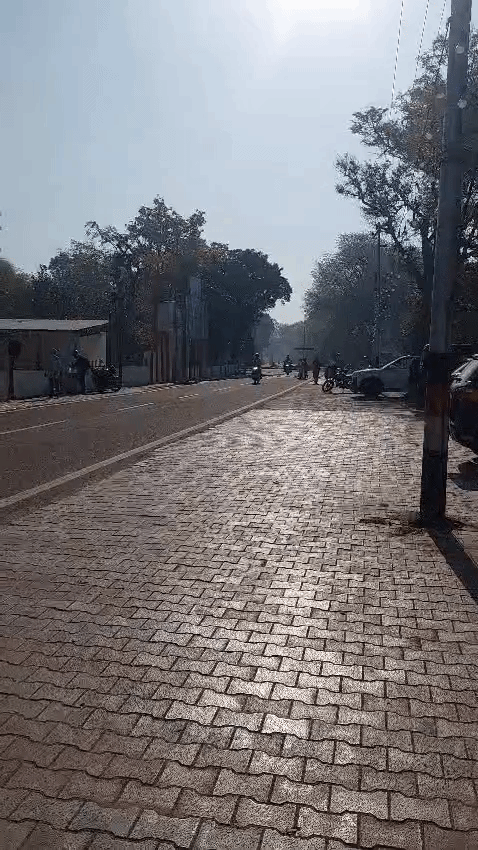 तस्वीर गाजियाबाद की है। सुबह से ही तेज धूप निकला है। पारा 35 डिग्री के करीब पहुंच गया है।