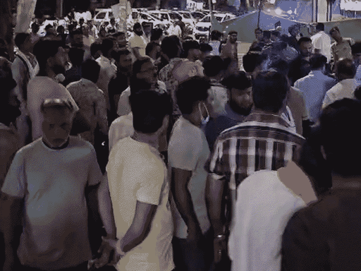 जिला अस्पताल में लगातार लोग पहुंच रहे हैं। इनमें पीड़ितों के परिजन शामिल हैं।