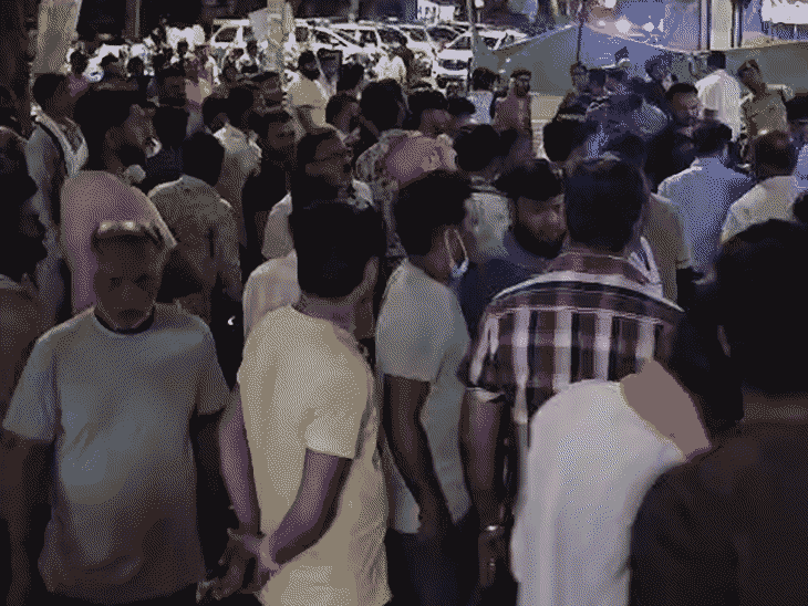 हादसे के शिकार लोगों के परिजन जिला अस्पताल पहुंचते रहे।