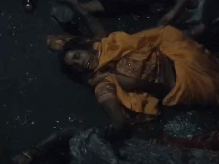 सड़क पर पड़ी रहीं महिलाओं की लाशें।