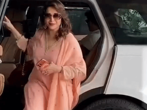 वह एयर इंडिया के विमान एआई 696 से दोपहर 12:40 बजे लाल बहादुर शास्‍त्री अंतरराष्‍ट्रीय एयरपोर्ट पहुंचीं थी।