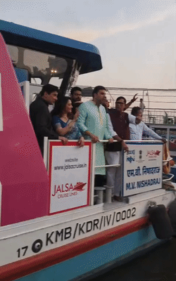 माधुरी ने क्रूज पर खड़े-खड़े ही पूरी गंगा आरती देखी।