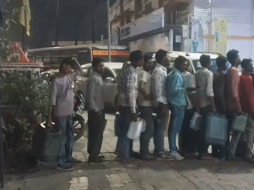 गोंडा में देर रात डीजल के लिए डिब्बे लेकर लोग लाइन में खड़े दिखे।