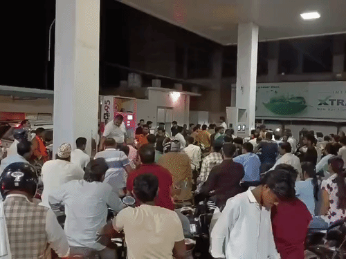 महाराजगंज में रात में पेट्रोल पंप पर भीड़ इतनी उमड़ी कि घंटों का इंतजार लोगों को करना पड़ा।