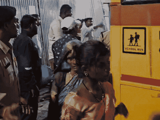 मामूली घायलों को स्कूल बस से इलाज के लिए लाया गया।