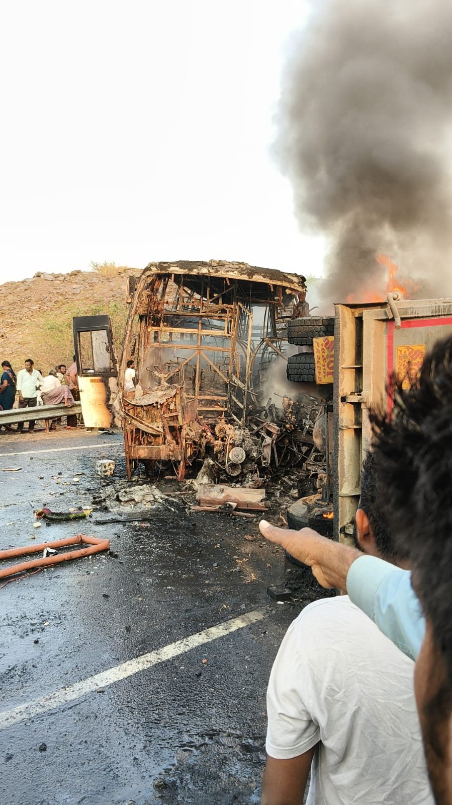 आग के चलते बस पूरी तरह से राख हो गई।