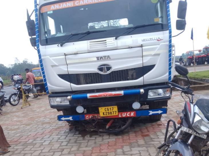 हादसे के दौरान बाइक सीधे ट्रेलर के नीचे जा घुसी।