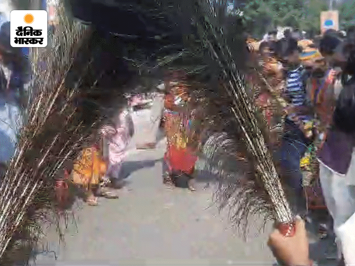 डांस के दौरान लड़कियां शादी के लिए पसंद की जाती हैं।