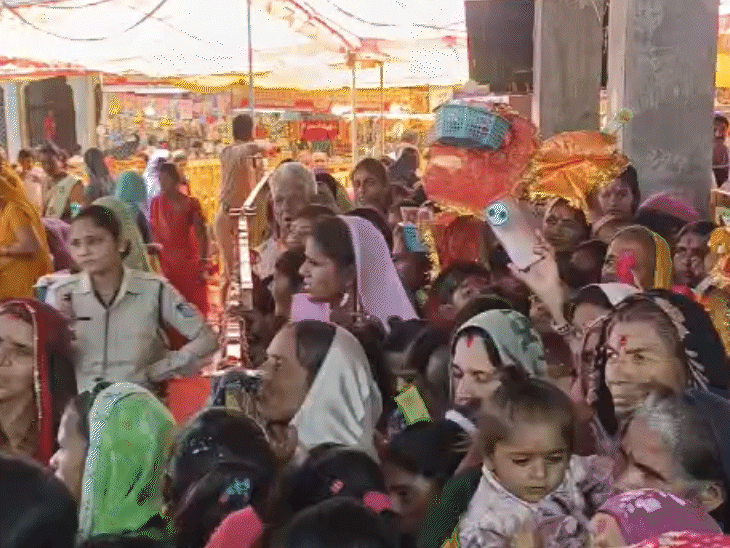 मां शक्ति के जयकारों से गूंजा मंदिर परिसर।