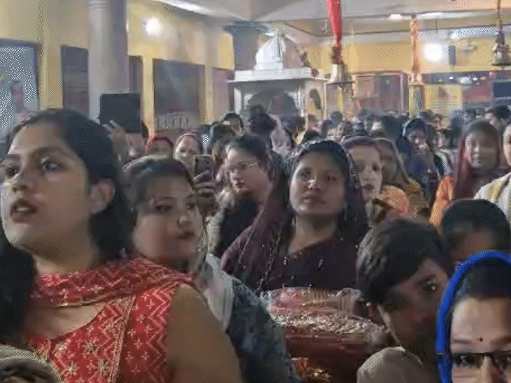 भोपाल के कालिका जी मंदिर में उमड़ा श्रद्धालुओं का सैलाब।